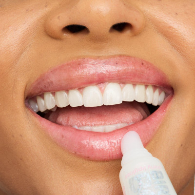 ESSENCE - BIRTHDAY BOMB shiny lipgloss